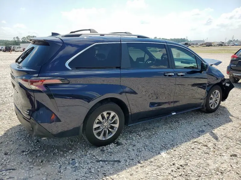 2024 TOYOTA SIENNA XLE  