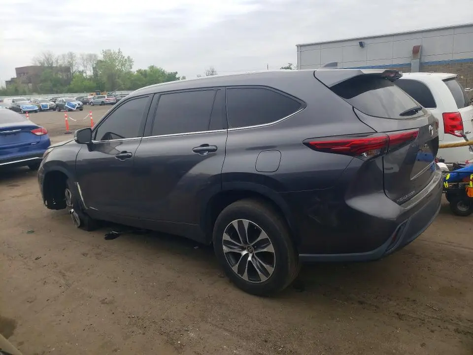 2022 TOYOTA HIGHLANDER XLE  