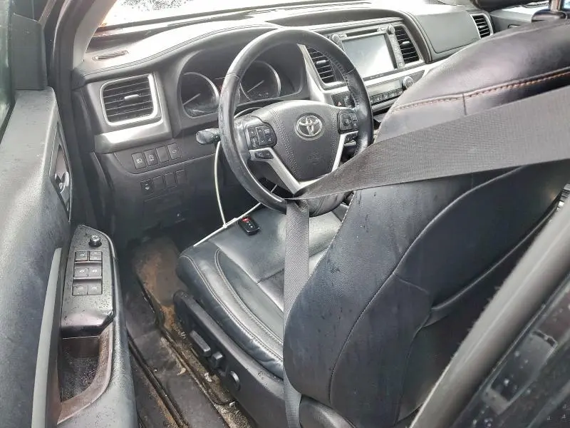 2018 TOYOTA HIGHLANDER SE  