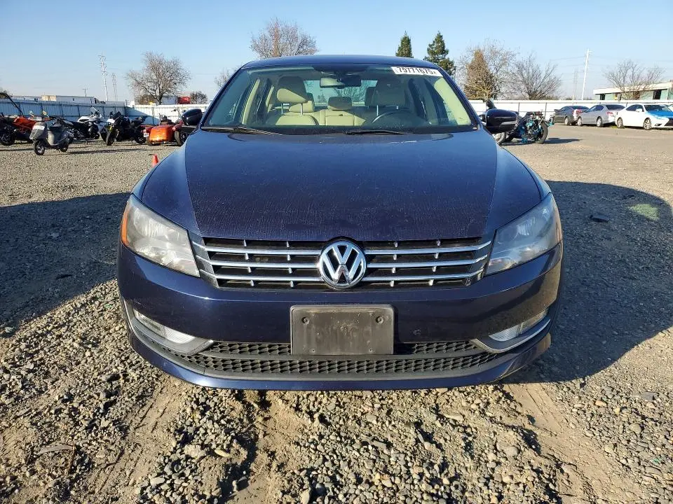 2013 VOLKSWAGEN PASSAT SE  