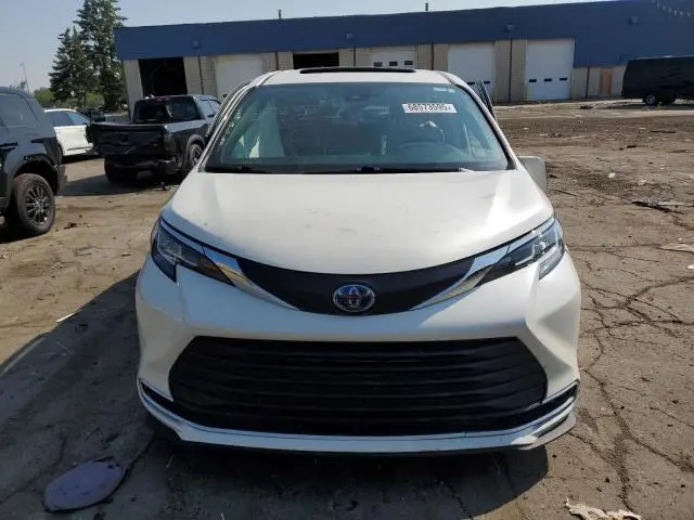 2021 TOYOTA SIENNA LE  