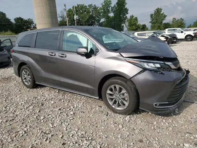 2022 TOYOTA SIENNA XLE  