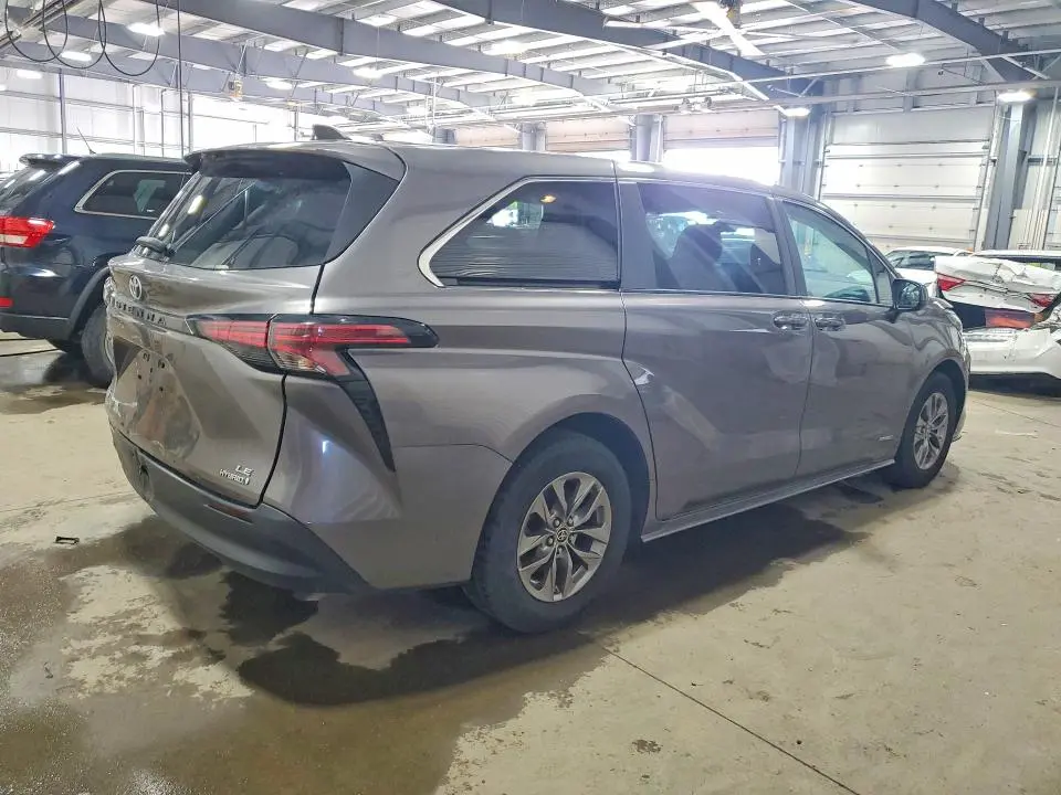 2021 TOYOTA SIENNA LE  