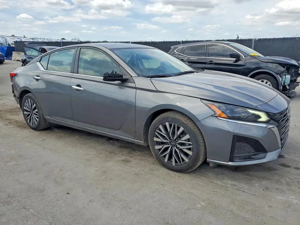 2023 NISSAN ALTIMA SV  
