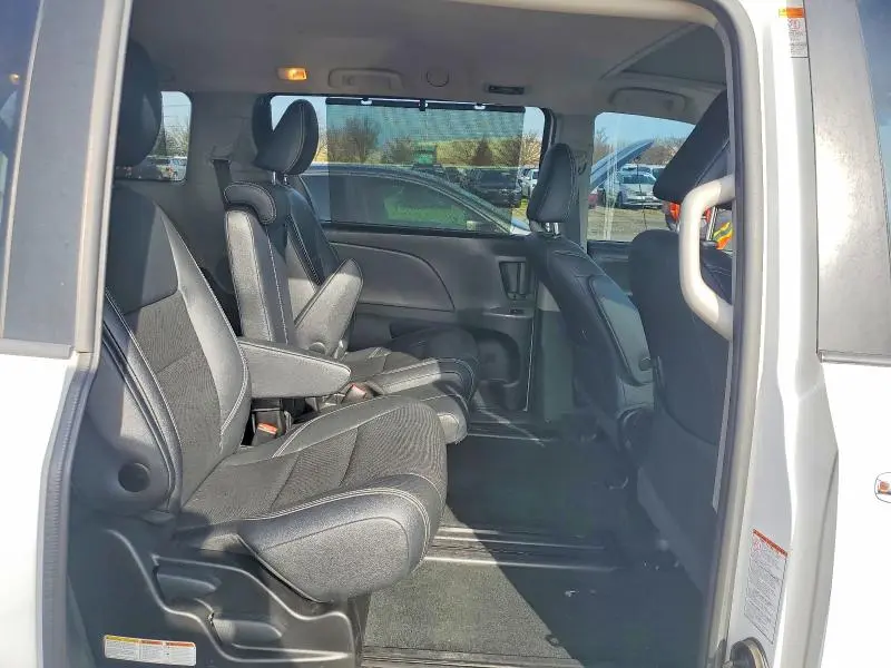 2017 TOYOTA SIENNA SE  