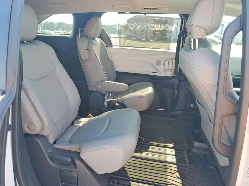 2025 TOYOTA SIENNA XLE 8-PASSENGER  
