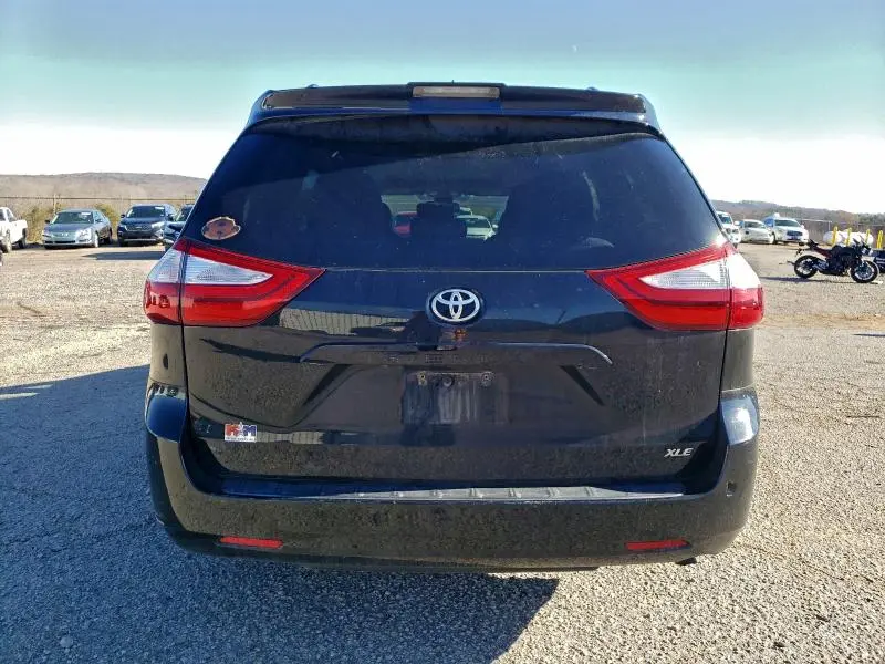 2019 TOYOTA SIENNA XLE  