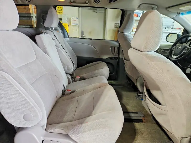 2015 TOYOTA SIENNA LE 8-PASSENGER  