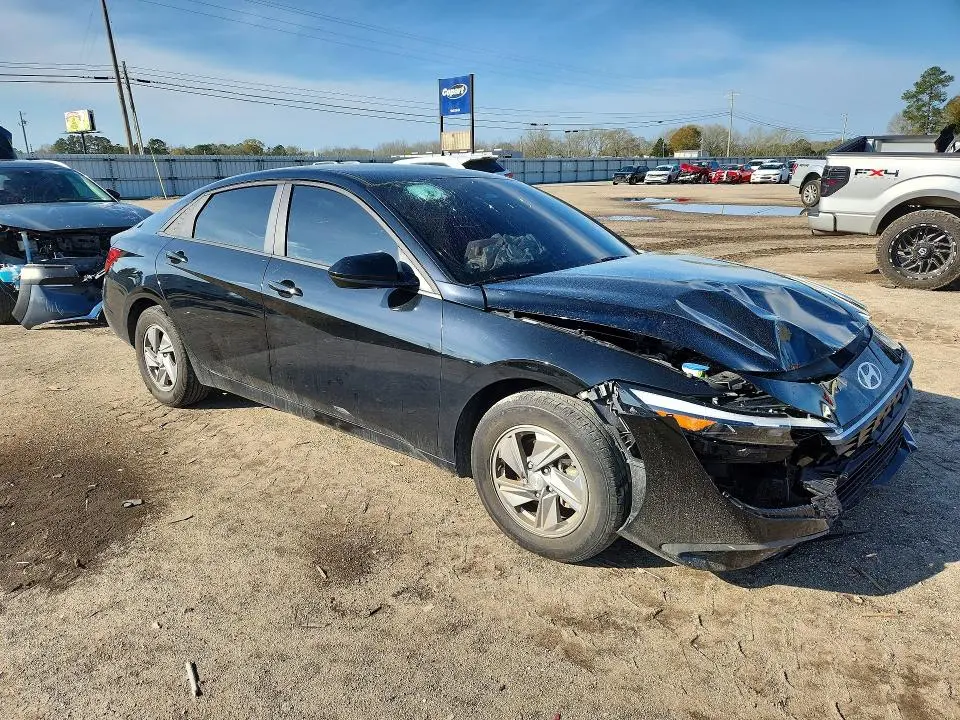 2024 HYUNDAI ELANTRA SE  