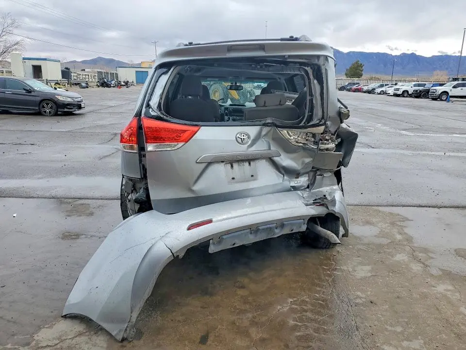2014 TOYOTA SIENNA LE 8-PASSENGER  