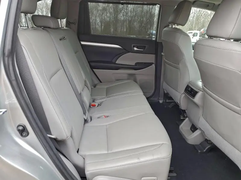 2017 TOYOTA HIGHLANDER SE  