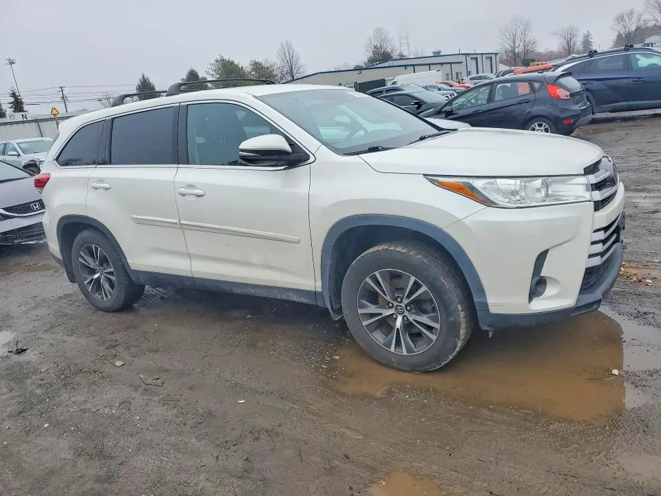 2019 TOYOTA HIGHLANDER LE  