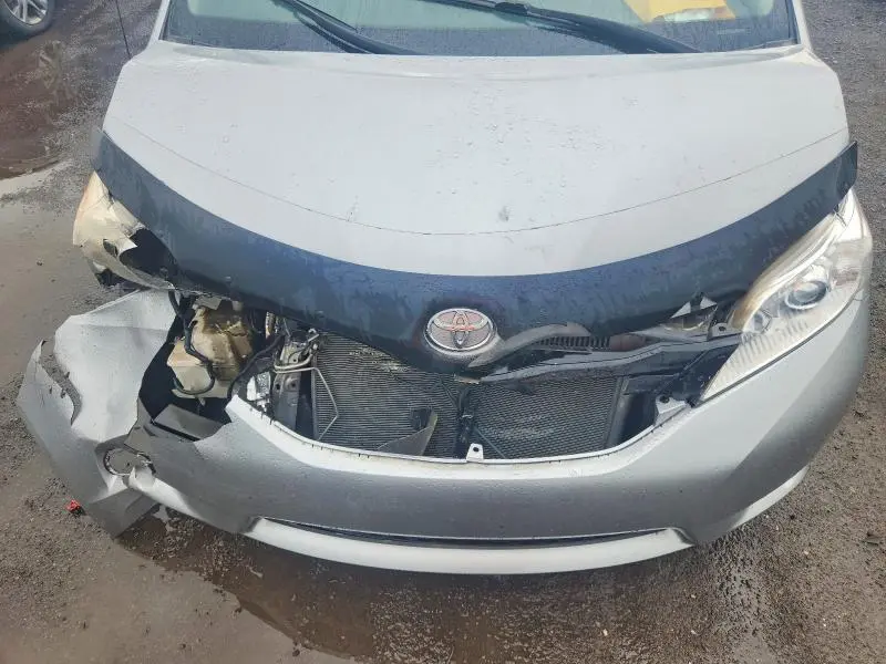 2013 TOYOTA SIENNA LE  