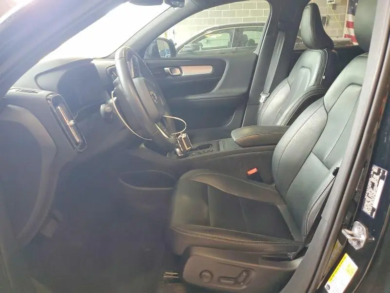 2020 VOLVO XC40 T5 MOMENTUM  
