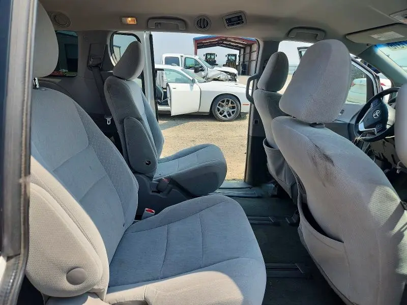 2015 TOYOTA SIENNA LE  