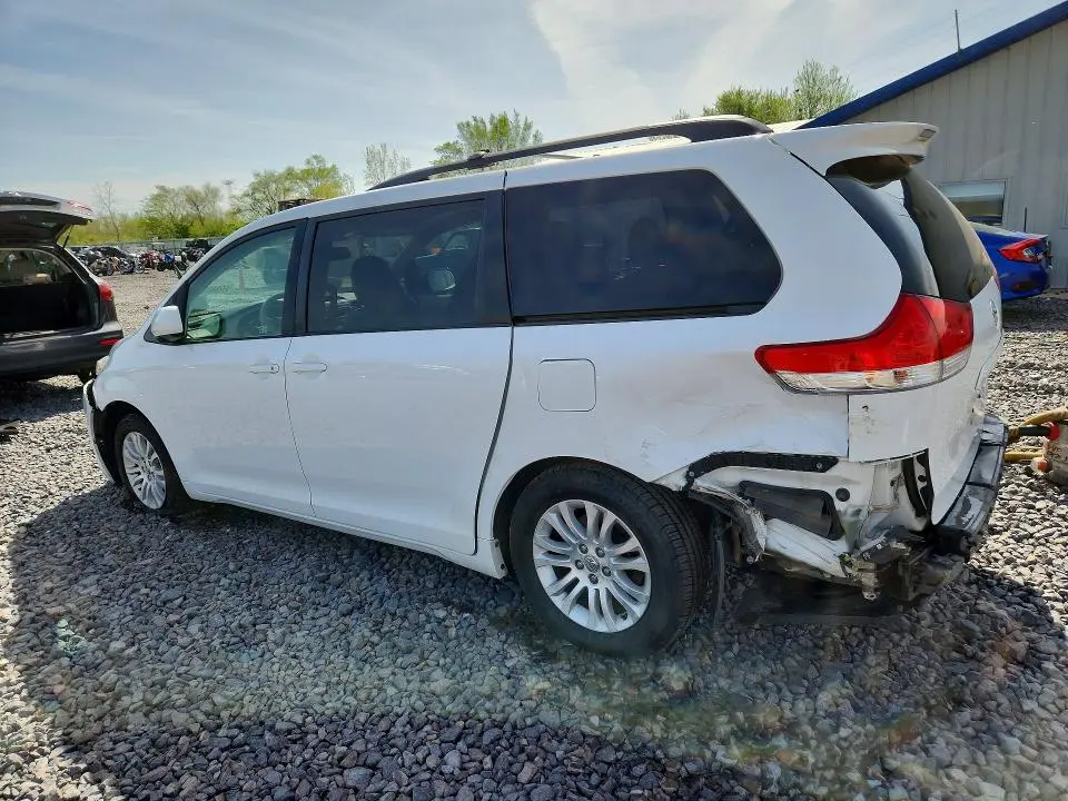 2014 TOYOTA SIENNA XLE 8-PASSENGER  