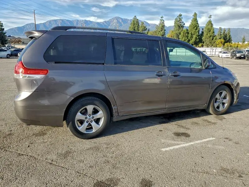 2013 TOYOTA SIENNA LE  