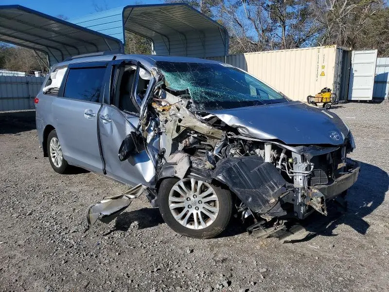 2013 TOYOTA SIENNA XLE  