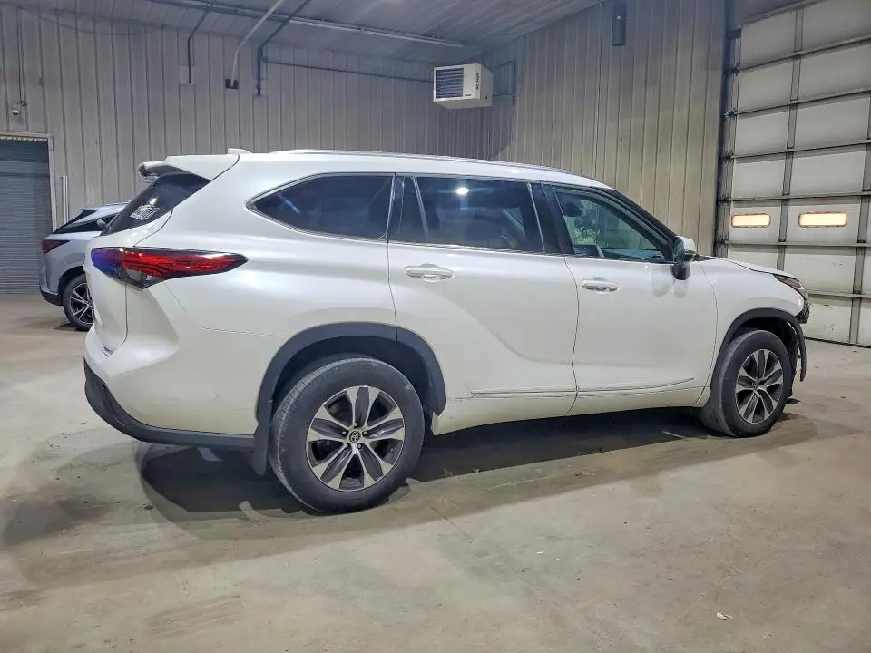 2021 TOYOTA HIGHLANDER XLE  
