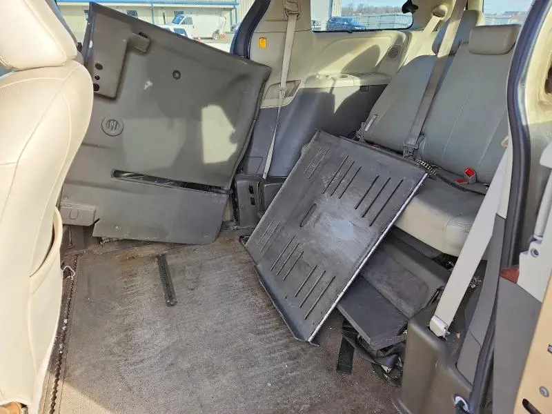 2011 TOYOTA SIENNA XLE  