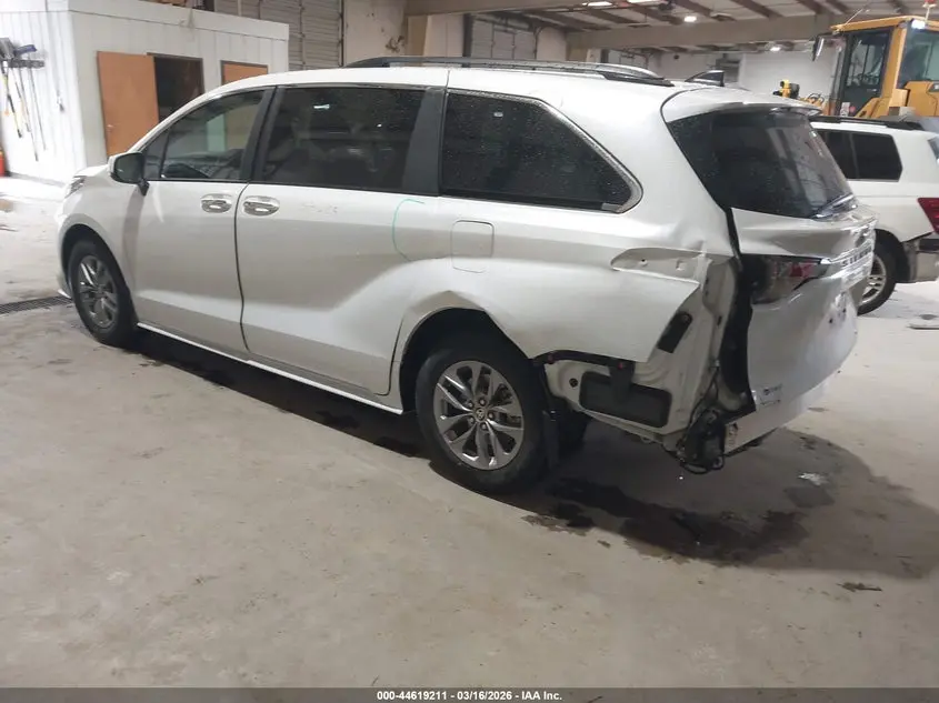 2025 TOYOTA SIENNA XLE