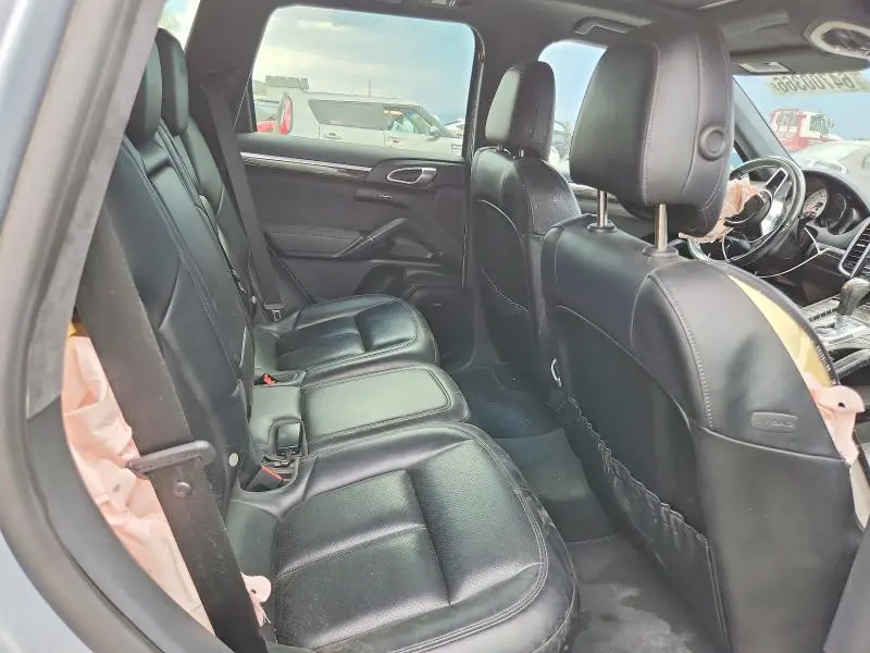 2016 PORSCHE CAYENNE GTS  
