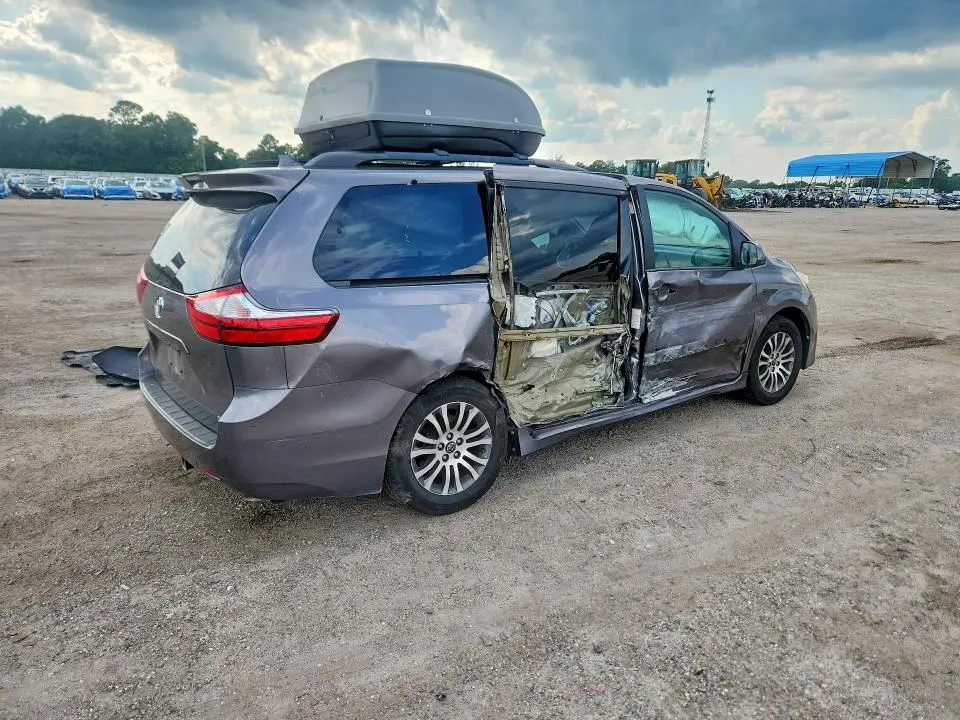 2018 TOYOTA SIENNA XLE 8-PASSENGER  