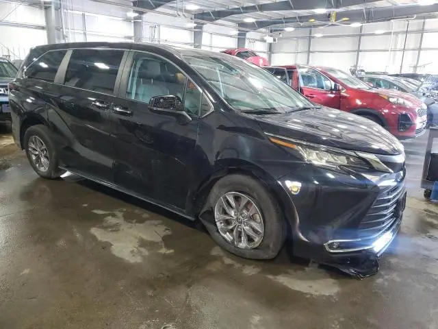 2023 TOYOTA SIENNA XLE  