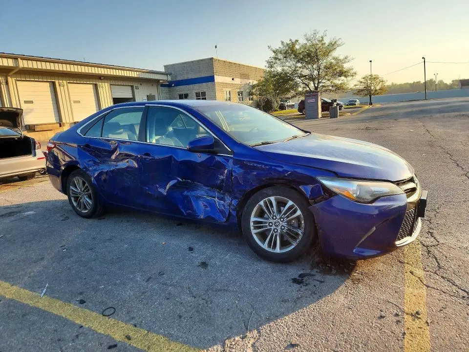 2015 TOYOTA CAMRY SE  