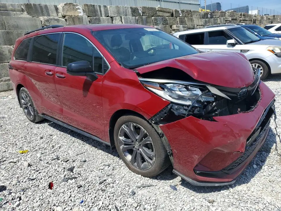 2022 TOYOTA SIENNA XSE  