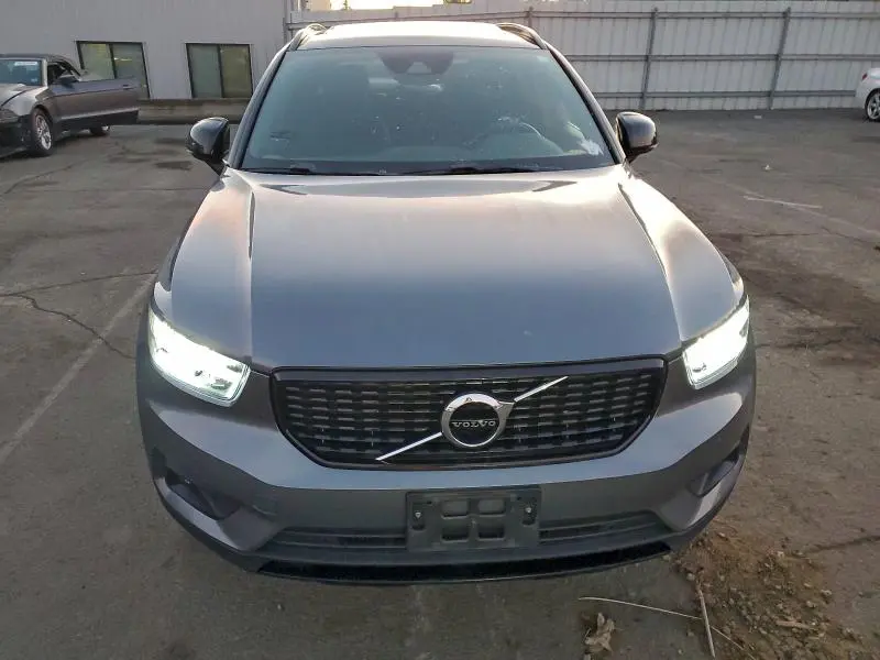 2019 VOLVO XC40 T5 MOMENTUM  