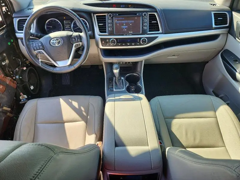 2019 TOYOTA HIGHLANDER LE  