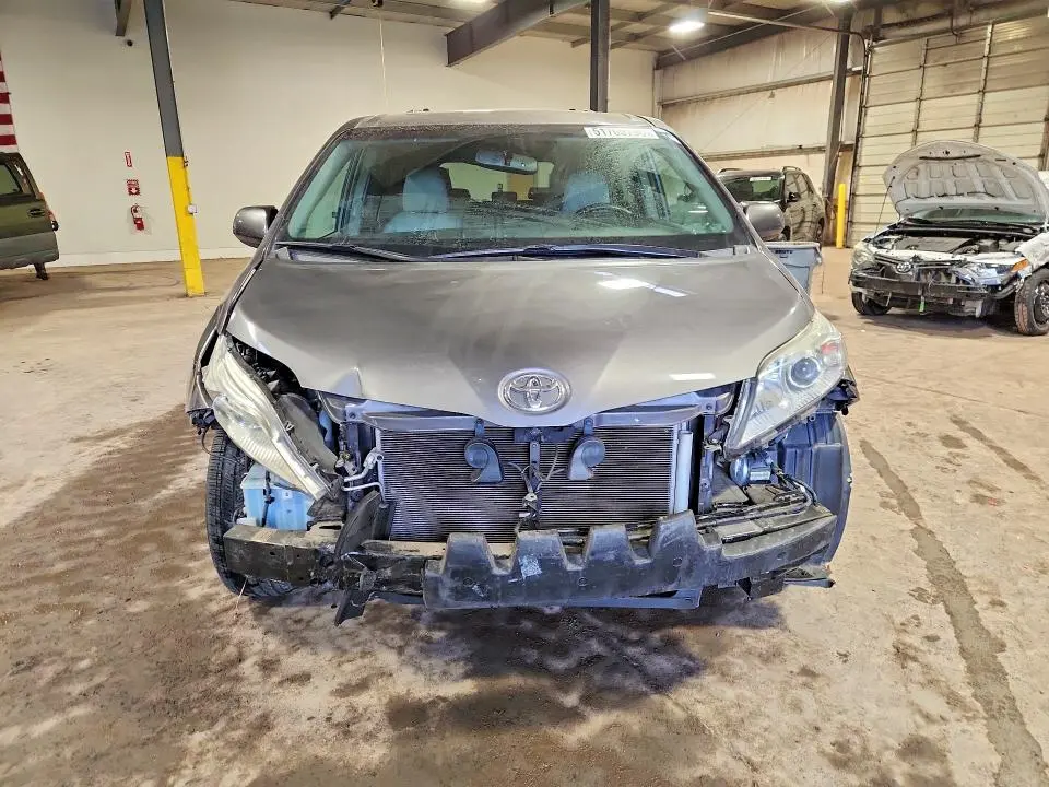 2017 TOYOTA SIENNA XLE 7-PASSENGER  