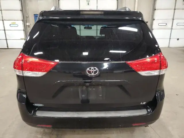 2013 TOYOTA SIENNA LE  
