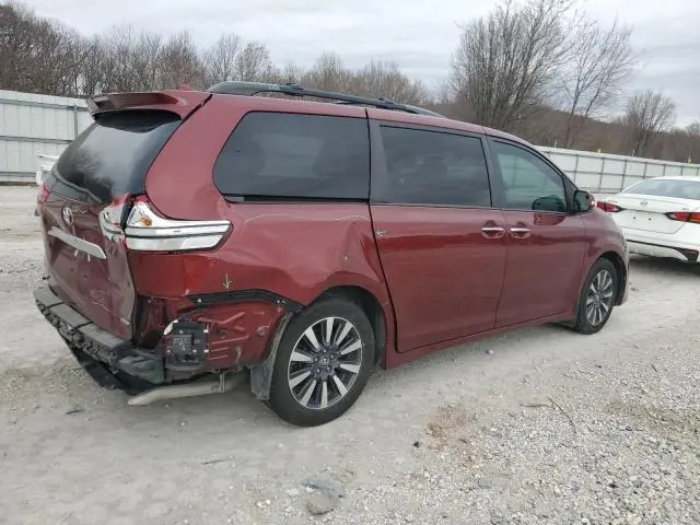 2019 TOYOTA SIENNA XLE  