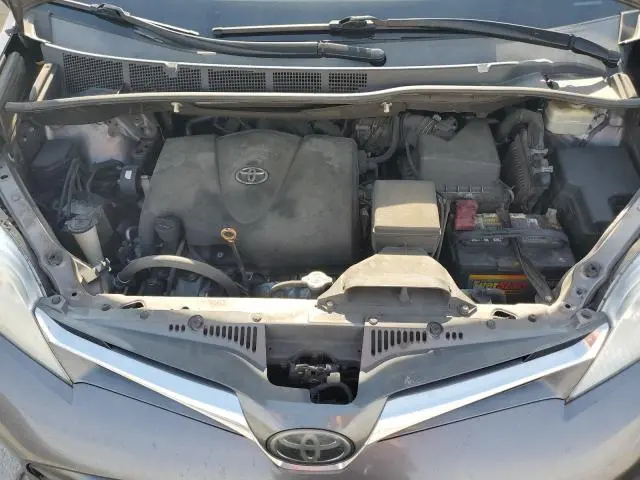 2019 TOYOTA SIENNA XLE  