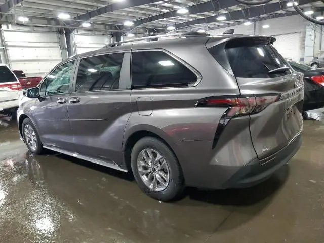 2024 TOYOTA SIENNA XLE  