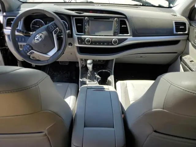 2017 TOYOTA HIGHLANDER SE  