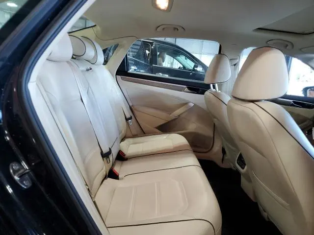2017 VOLKSWAGEN PASSAT SE  