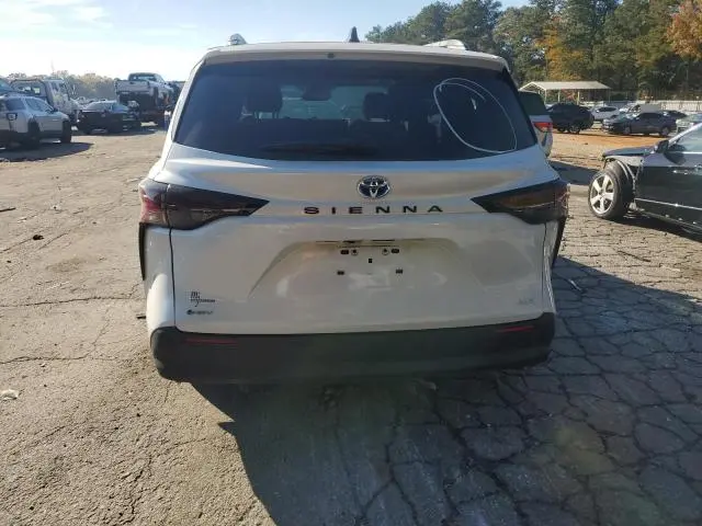 2025 TOYOTA SIENNA XLE  