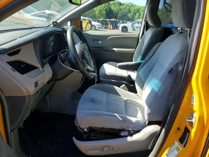 2016 TOYOTA SIENNA LE  
