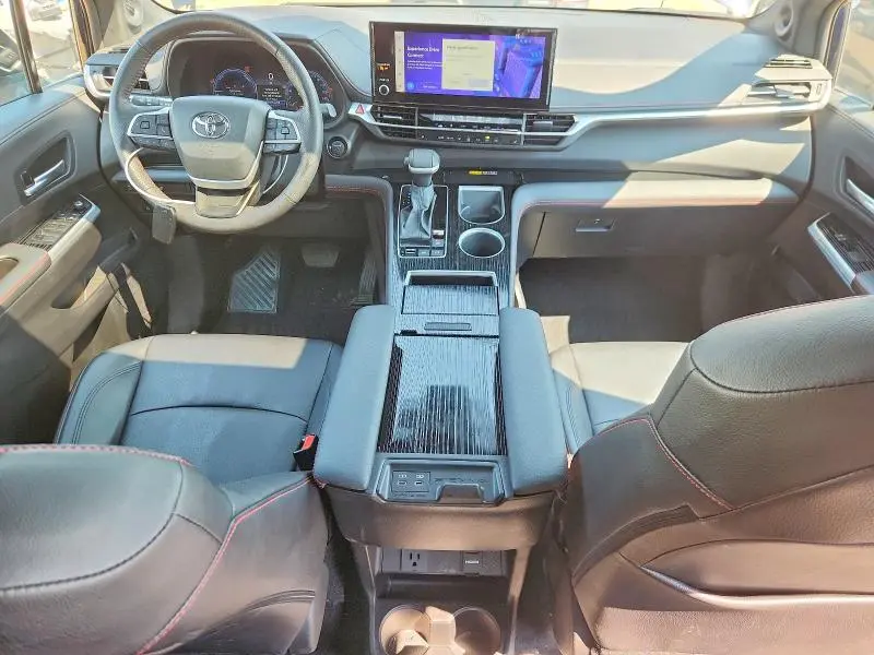 2025 TOYOTA SIENNA LE  