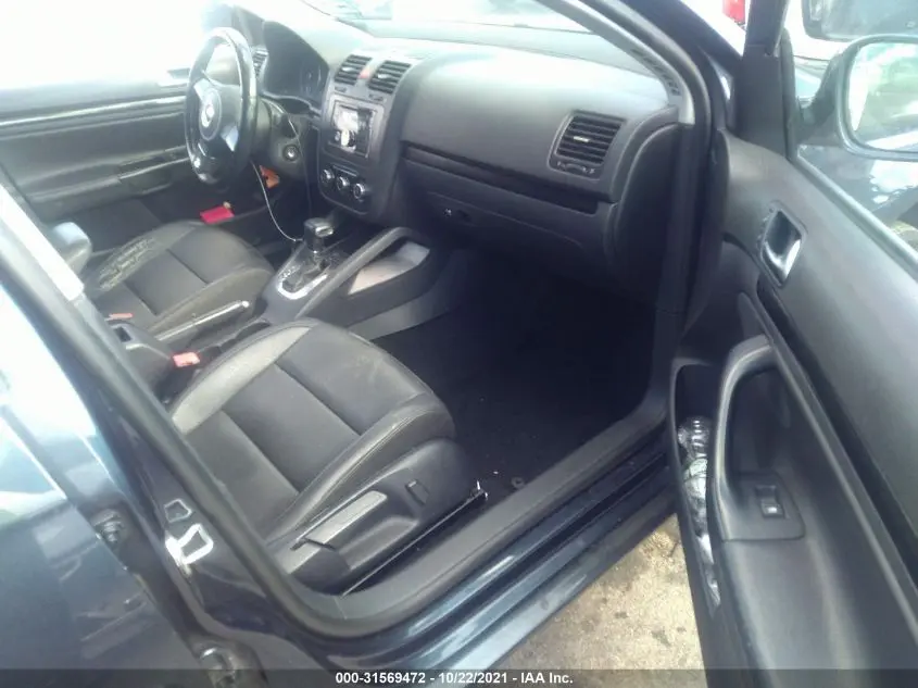 2010 VOLKSWAGEN JETTA SEDAN SE