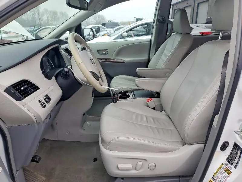 2013 TOYOTA SIENNA XLE  