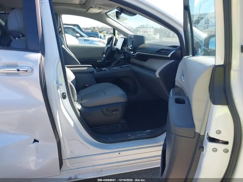 2023 TOYOTA SIENNA XLE