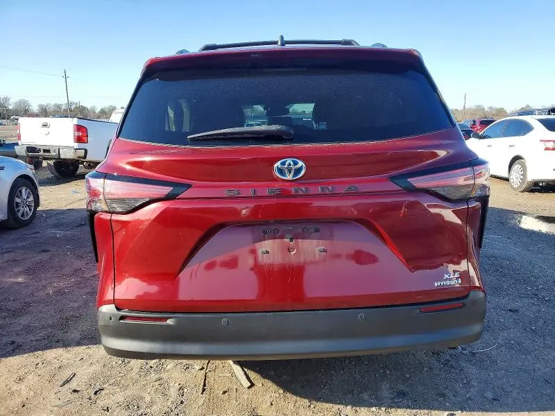 2021 TOYOTA SIENNA XLE  