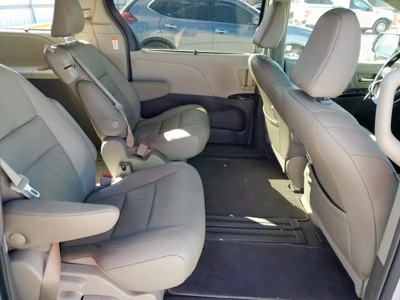 2019 TOYOTA SIENNA XLE  