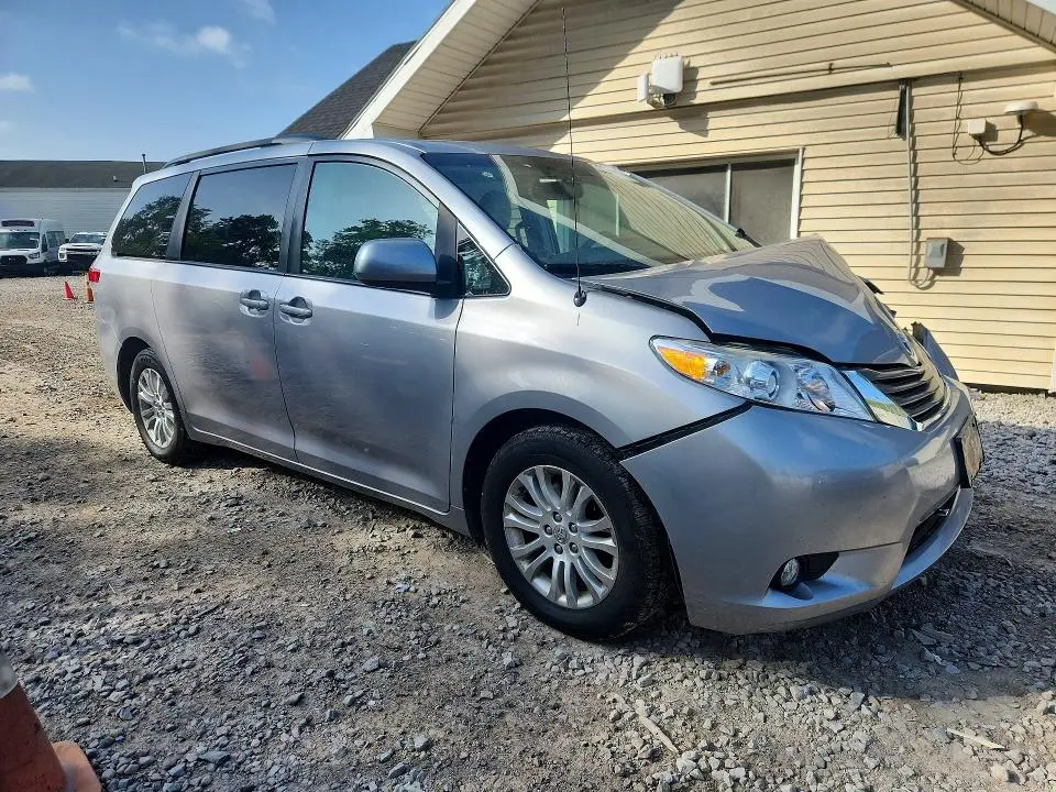 2014 TOYOTA SIENNA XLE 8-PASSENGER  