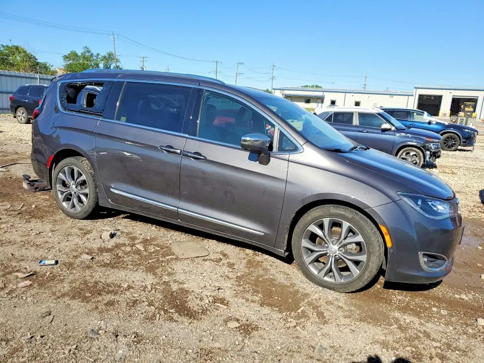 2017 CHRYSLER PACIFICA LIMITED  