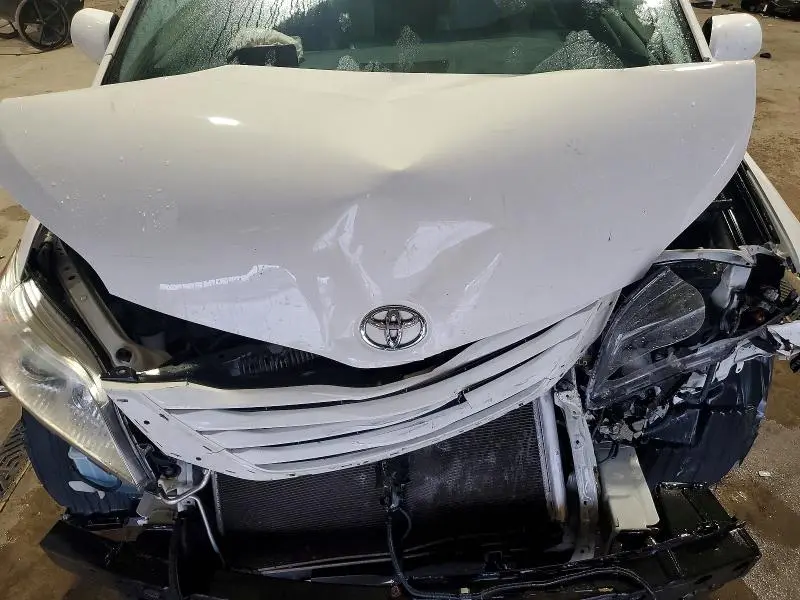 2017 TOYOTA SIENNA LE  